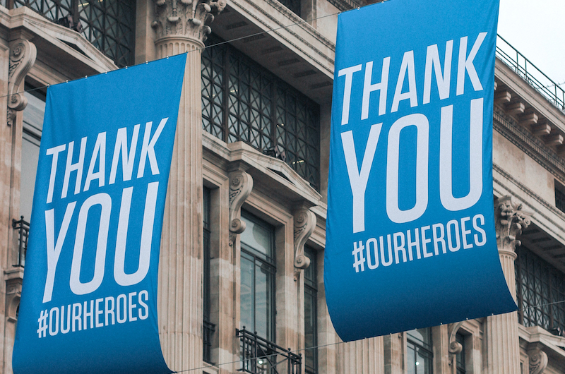 Zwei blaue Flaggen mit der Aufschrift Thank You #our heroes