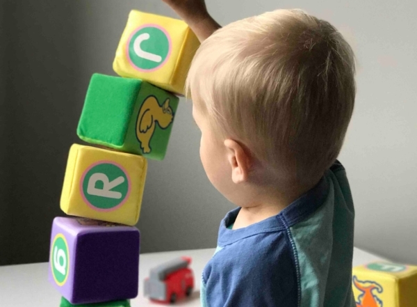 Junge stapelt Bausteine